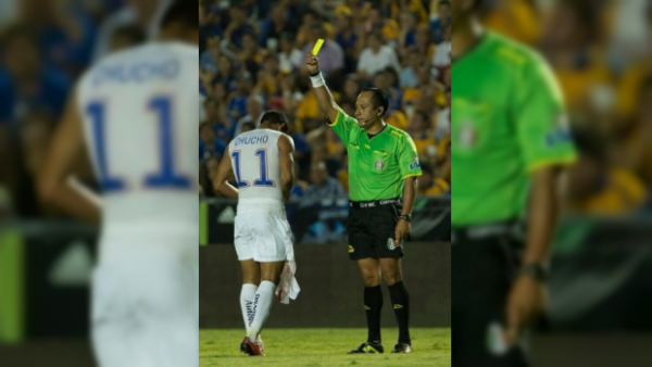 Jefferson Montero recibió la tarjeta más injusta del fútbol